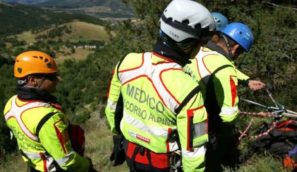 Elicottero di soccorso alpino durante le ricerche in montagna