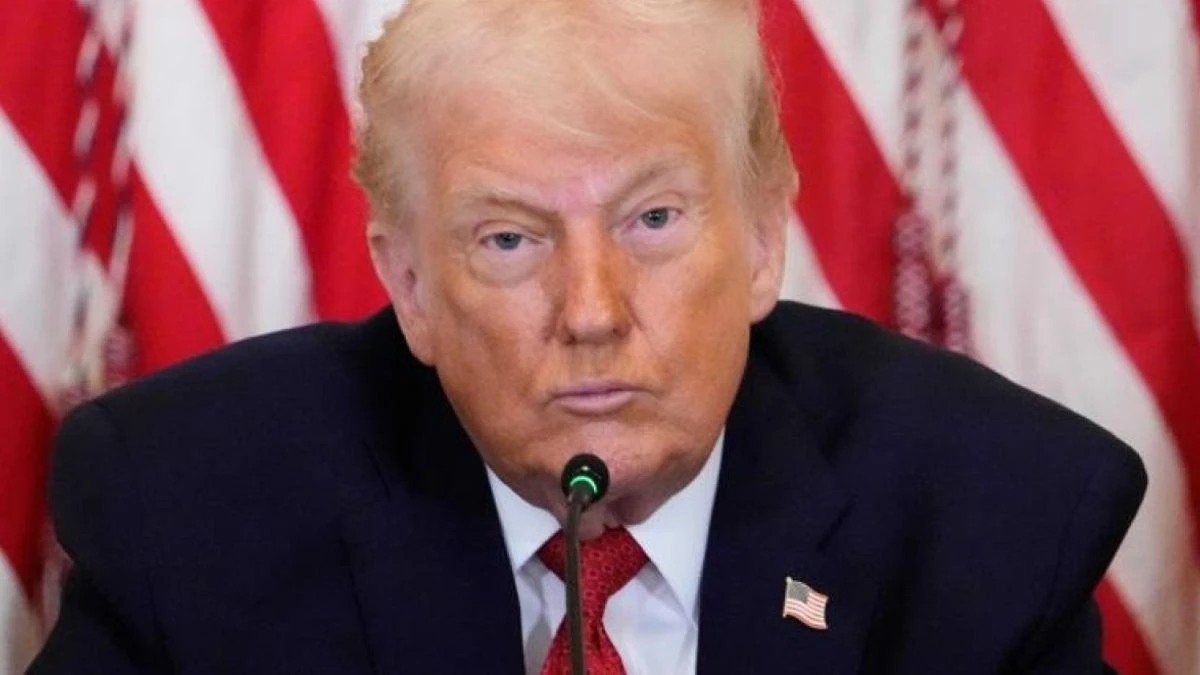 Donald Trump nello Studio Ovale durante un intervento pubblico
