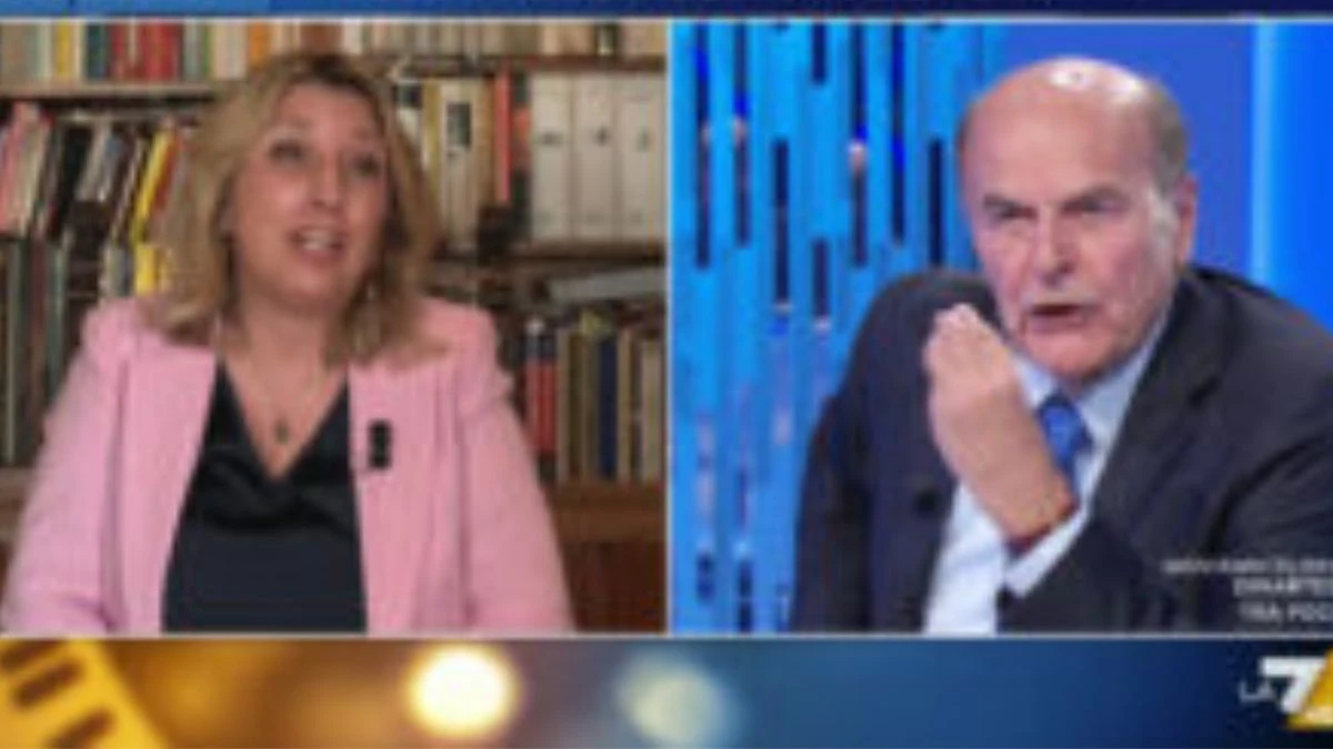 Corrado Formigli interviene in studio durante lo scontro a Otto e mezzo