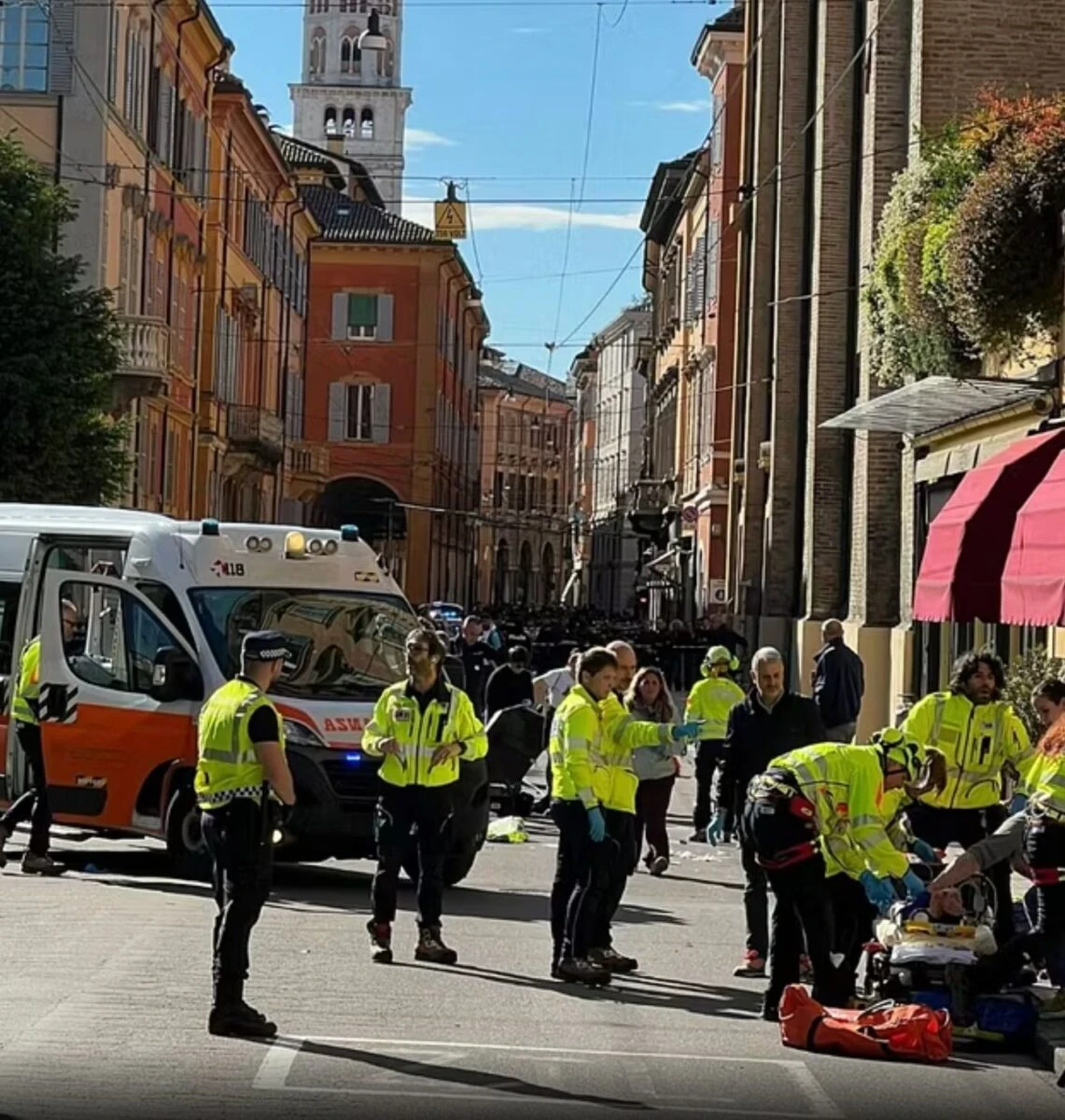 Soccorritori e forze dell’ordine sul luogo dell’incidente a Modena
