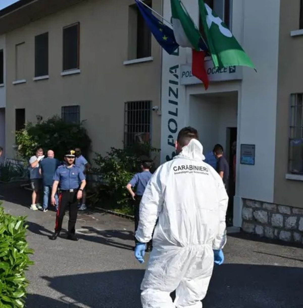 agente si toglie vita caserma