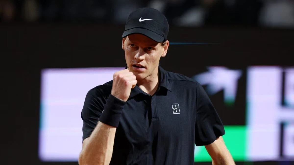 Jannik Sinner e Daniil Medvedev durante un match agli Internazionali di Roma