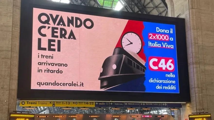 I manifesti di Italia Viva con lo slogan sui treni in ritardo nelle stazioni