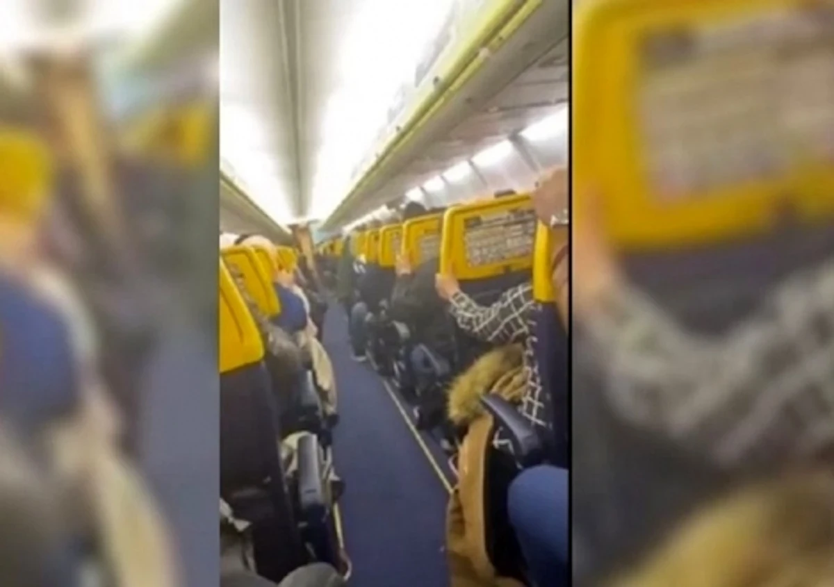 Aereo Ryanair sotto un temporale durante una fase operativa in aeroporto