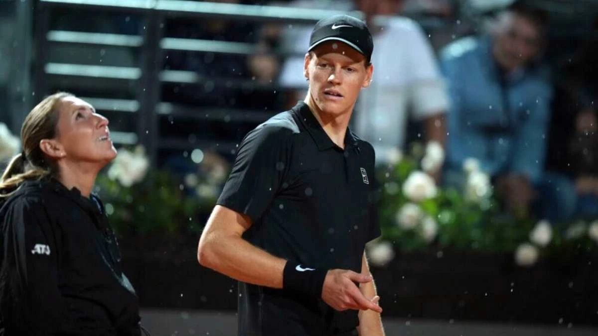 Jannik Sinner durante un confronto con l’arbitro al Foro Italico