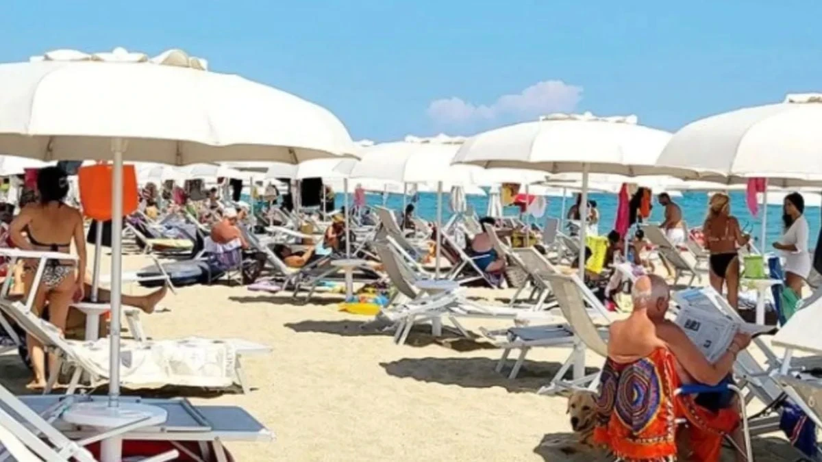 Spiaggia italiana con ombrelloni durante la stagione estiva