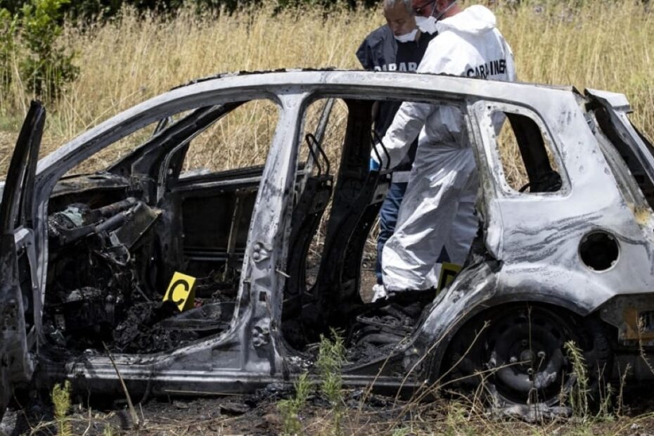 quattro cadaveri bruciati auto uccisi