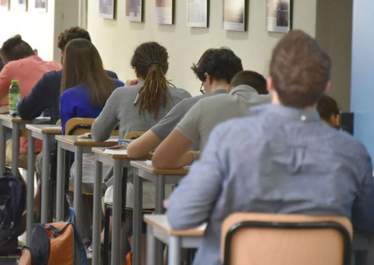 Studenti durante la prima prova di italiano alla Maturità