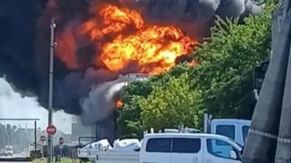 nube tossica sulla citt224 spaventoso incendio in italia cittadini chiusi in casa da Caffeinamagazine.it nube tossica sulla citt224 spaventoso incendio in italia cittadini chiusi in casa