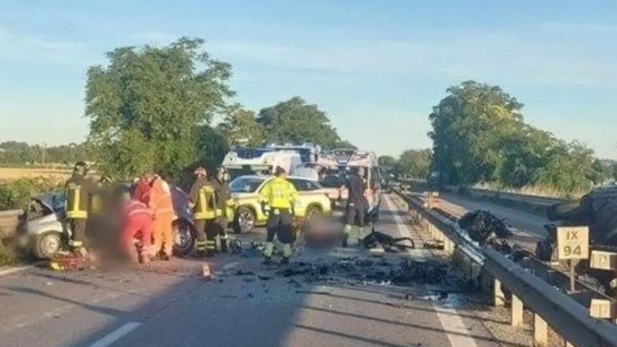 violentissimo frontale ci sono morti elisoccorso e ambulanze a sirene spiegate da Caffeinamagazine.it violentissimo frontale ci sono morti elisoccorso e ambulanze a sirene spiegate