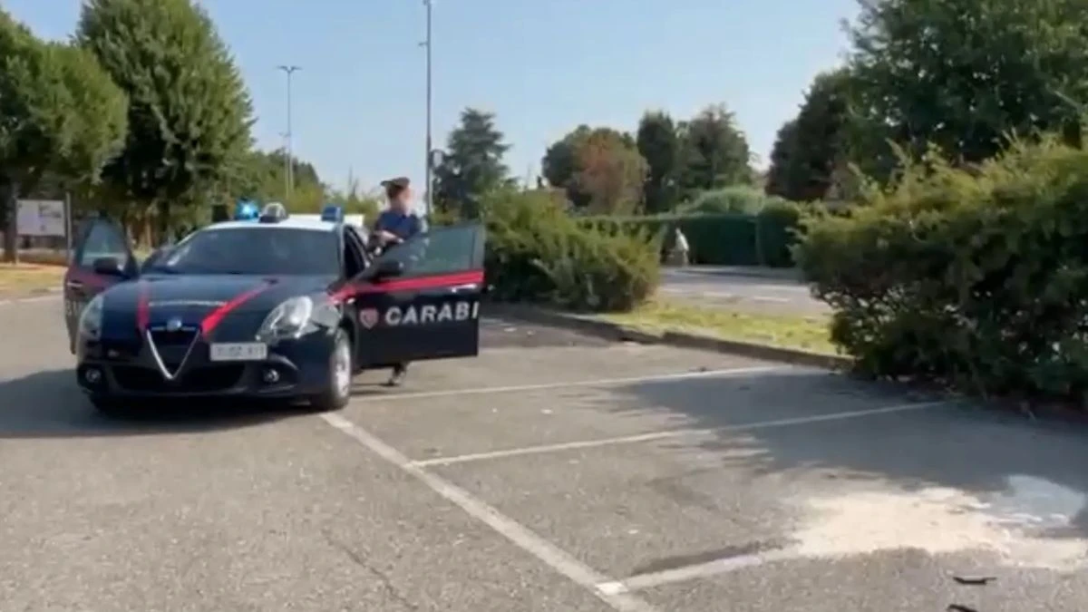 Intervento dei carabinieri e area del parcheggio del cimitero a Zibido San Giacomo
