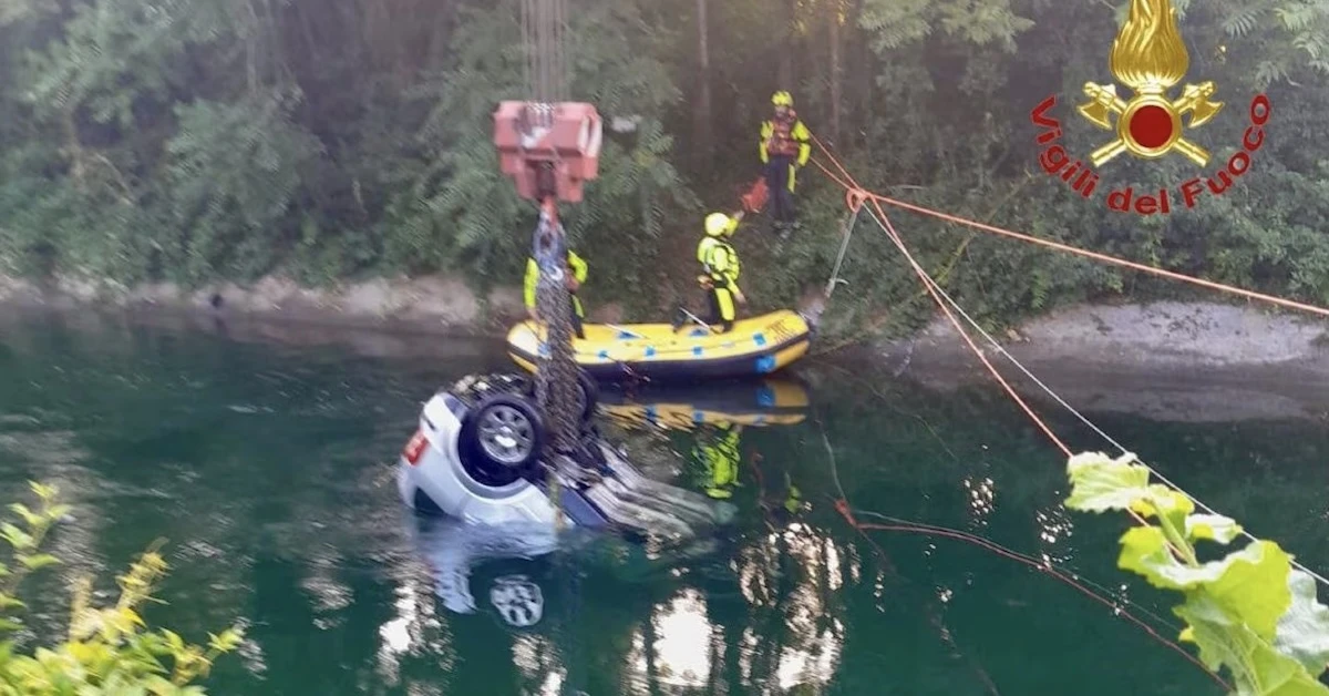 Auto ribaltata dopo l’uscita di strada a Senago