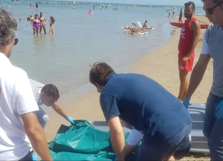 Intervento dei soccorsi sulla battigia a Lido di Fermo dopo un malore in acqua