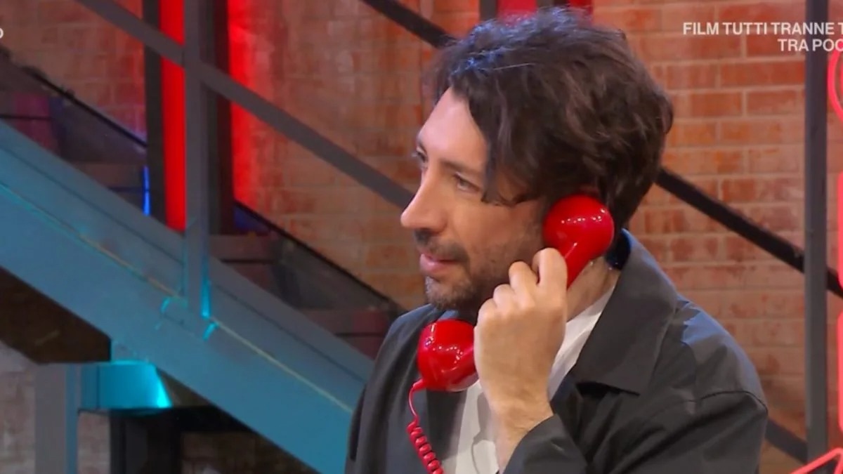 “Conduce Herbert Ballerina”. Affari tuoi, perché Stefano De Martino gli ha ceduto il posto “Conduce Herbert Ballerina”. Affari tuoi, perché Stefano De Martino gli ha ceduto il posto