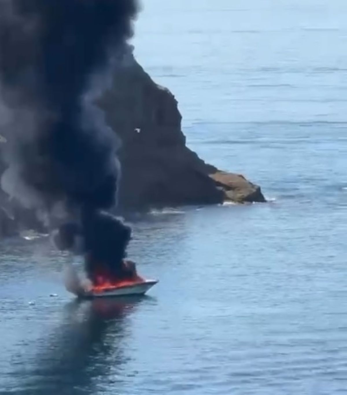 barca prende fuoco panico italia