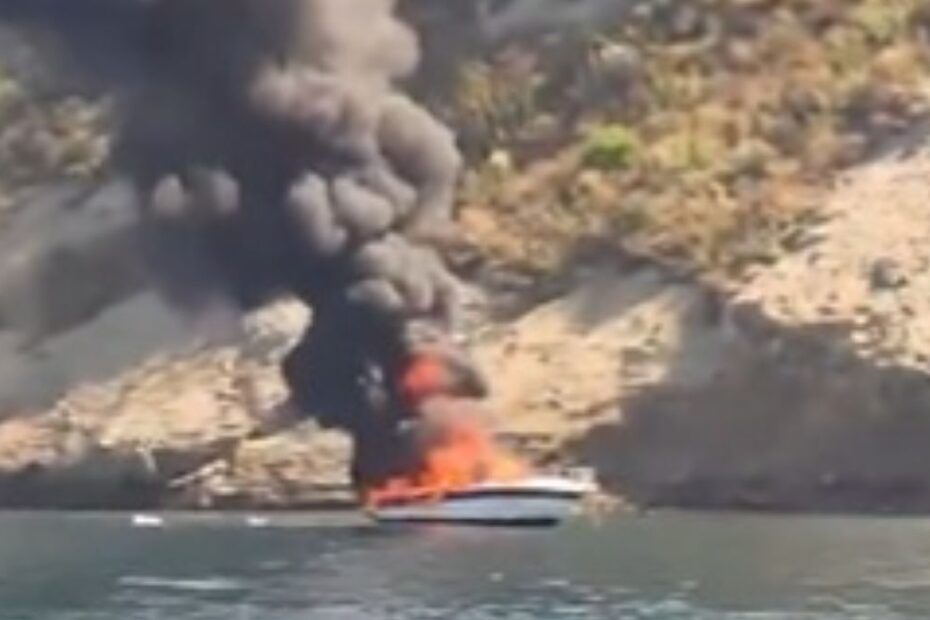 barca prende fuoco panico italia