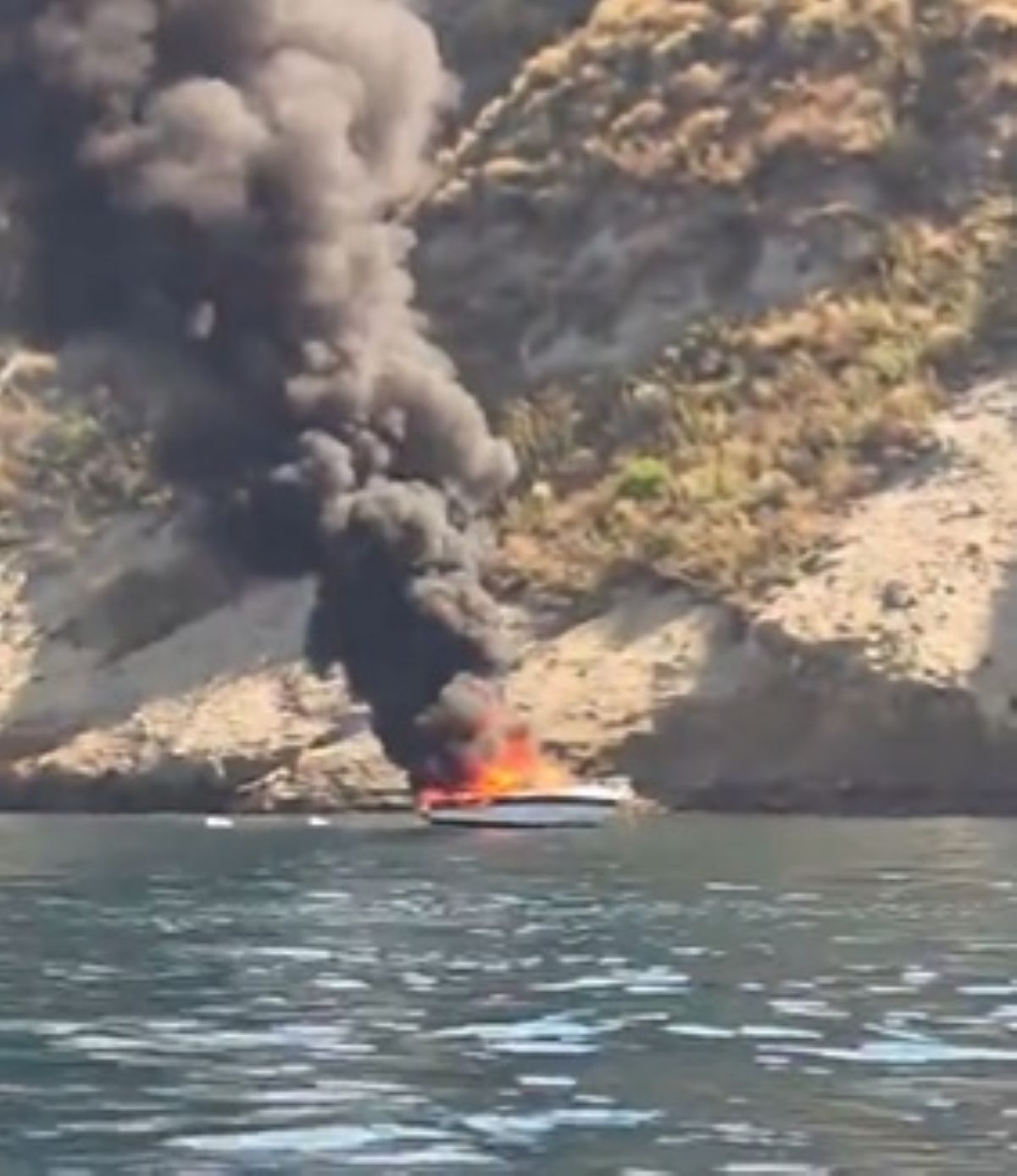 barca prende fuoco panico italia