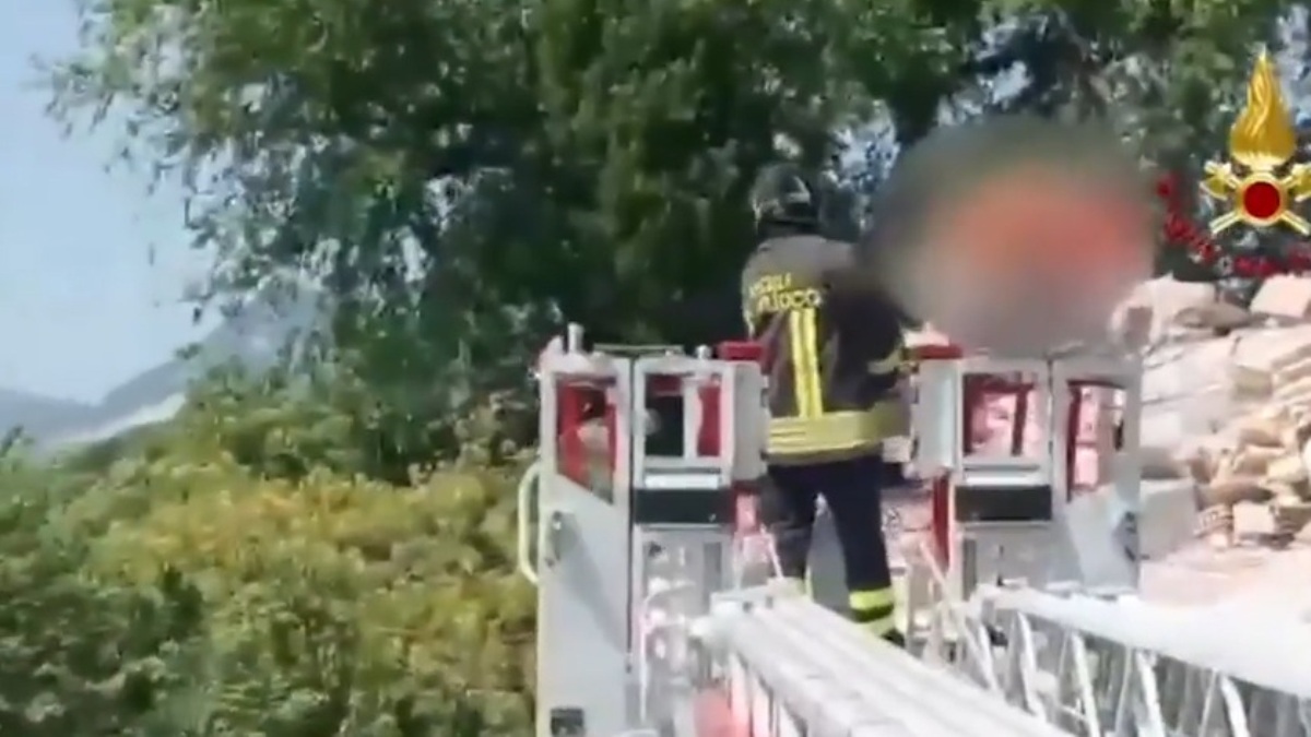 prima l8217esplosione poi viene gi249 tutto crolla una palazzina in italia da Caffeinamagazine.it prima l8217esplosione poi viene gi249 tutto crolla una palazzina in italia