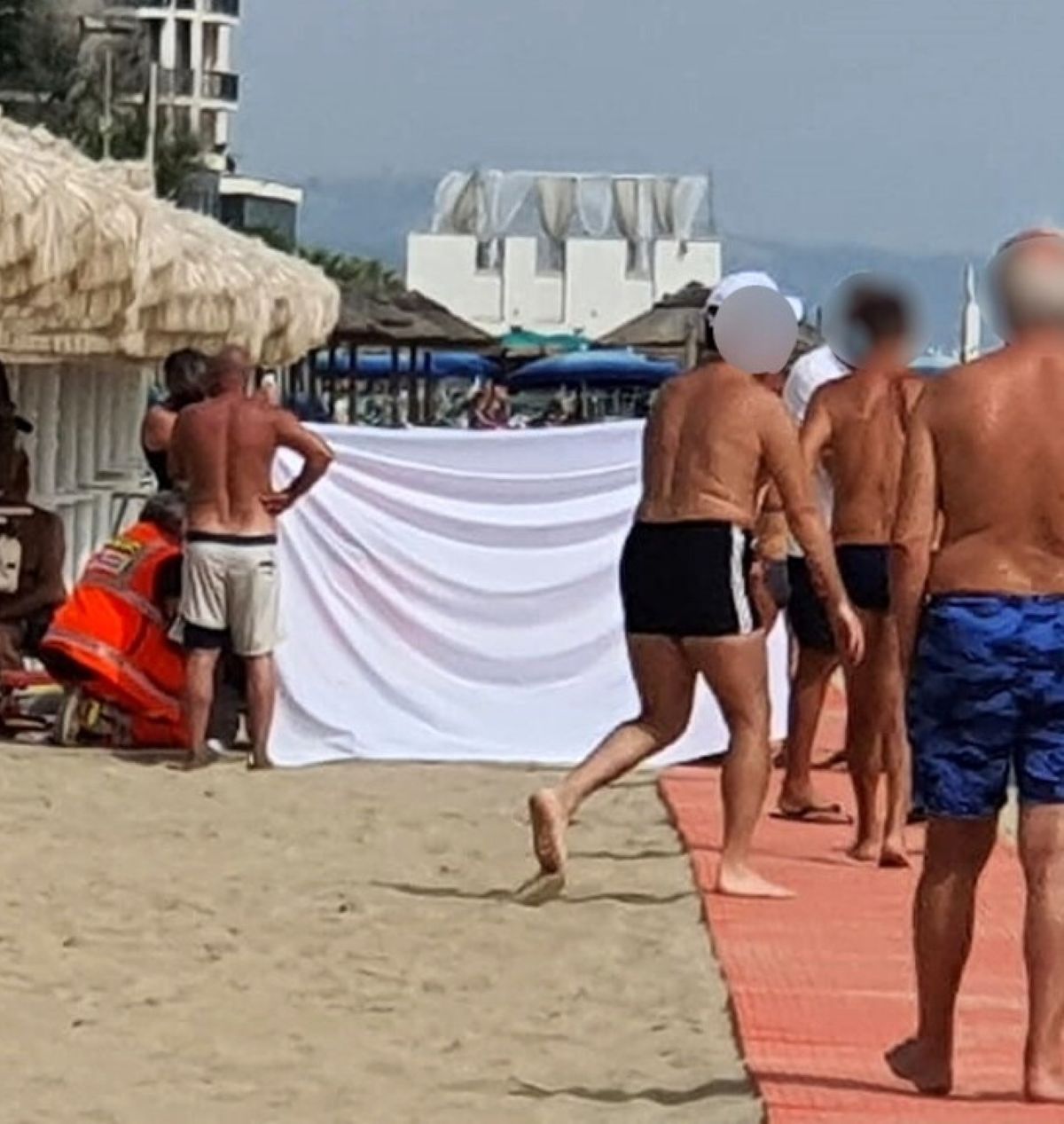si sente male muore spiaggia