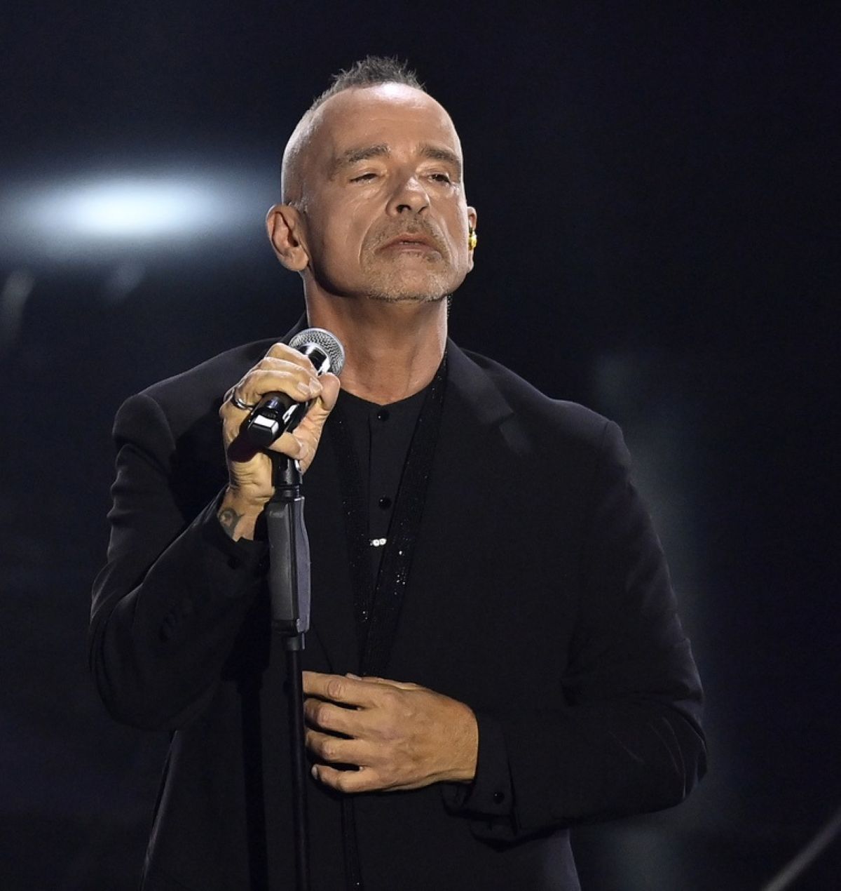 eros ramazzotti devo operarmi
