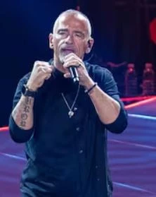 Eros Ramazzotti sul palco a Napoli con una fan incinta durante un momento emozionante
