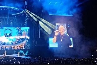Eros Ramazzotti in concerto a Napoli mentre invita una fan incinta a salire sul palco