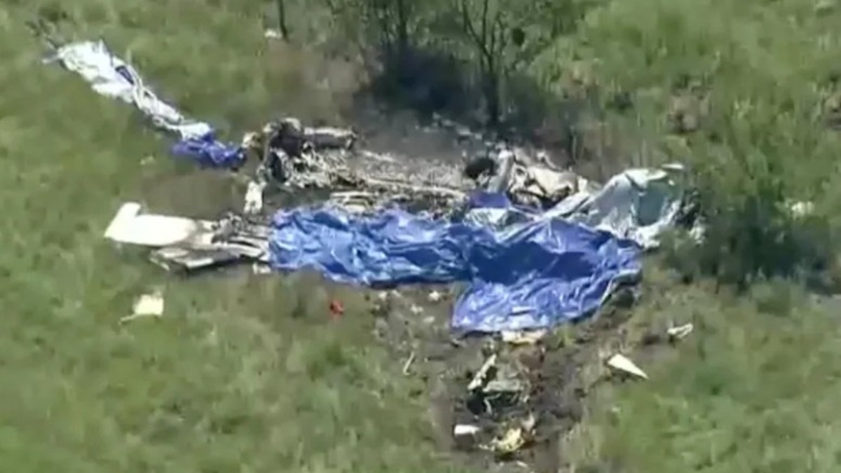 una strage aereo precipita al suolo dopo i problemi in volo morti tutti i passeggeri da Caffeinamagazine.it una strage aereo precipita al suolo dopo i problemi in volo morti tutti i passeggeri