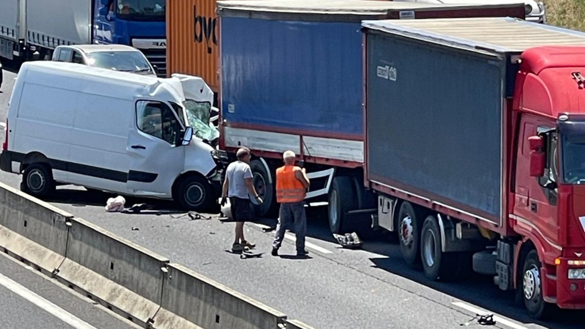 grave incidente in autostrada traffico paralizzato soccorsi sul posto da Caffeinamagazine.it grave incidente in autostrada traffico paralizzato soccorsi sul posto