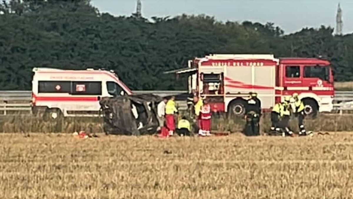 gravissimo incidente in autostrada auto si ribalta e finisce in un campo bilancio terribile da Caffeinamagazine.it gravissimo incidente in autostrada auto si ribalta e finisce in un campo bilancio terribile