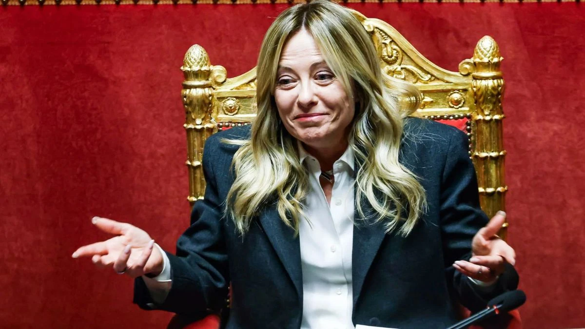 Scena di dibattito politico in tv legata a un caso di cronaca politica