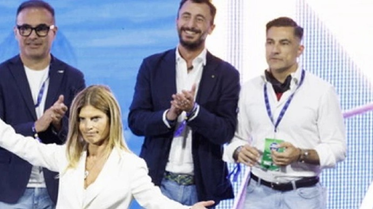 cosa ha in mano8230 laura ravetto cos236 sul palco di vannacci per futuro nazionale da Caffeinamagazine.it cosa ha in mano8230 laura ravetto cos236 sul palco di vannacci per futuro nazionale