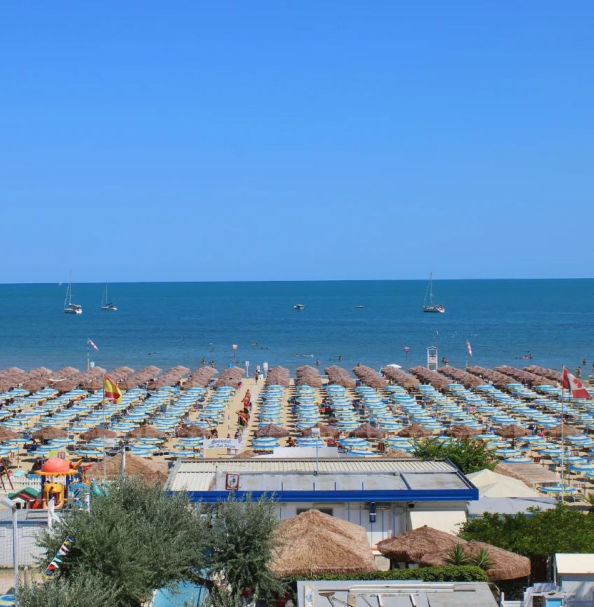 Spiaggia libera di San Benedetto del Tronto in una giornata estiva, a illustrare l'aggressione a una 22enne poi bloccata dai bagnanti intervenuti