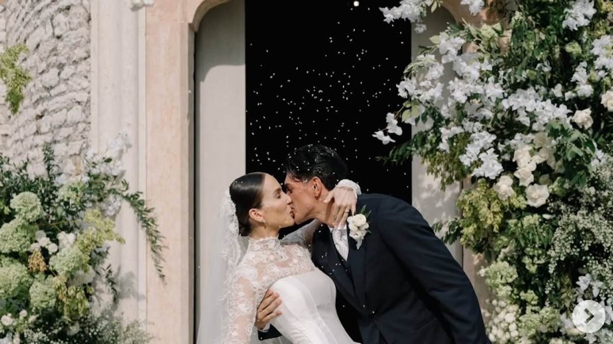 marito e moglie 200 s236 tra la conduttrice tv e il famoso tutti pazzi per l8217abito di lei da Caffeinamagazine.it marito e moglie 200 s236 tra la conduttrice tv e il famoso tutti pazzi per l8217abito di lei
