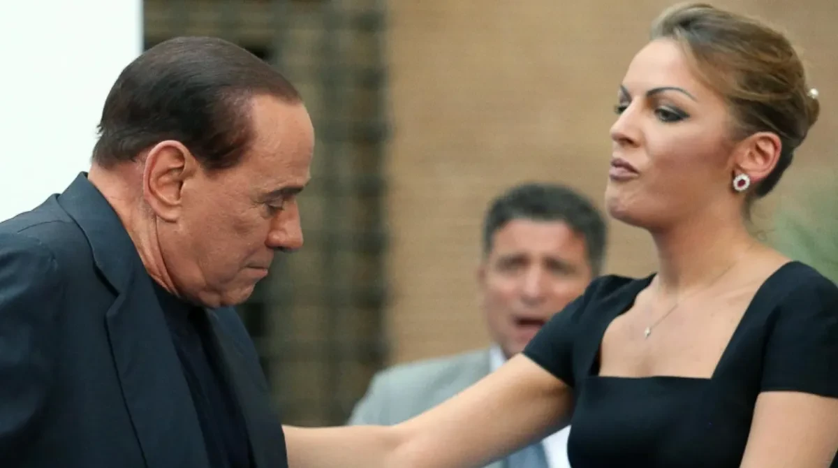 francesca pascale confessa su berlusconi lo spiavo una sera sono tornata e l8217ho trovato8230 da Caffeinamagazine.it francesca pascale confessa su berlusconi lo spiavo una sera sono tornata e l8217ho trovato8230
