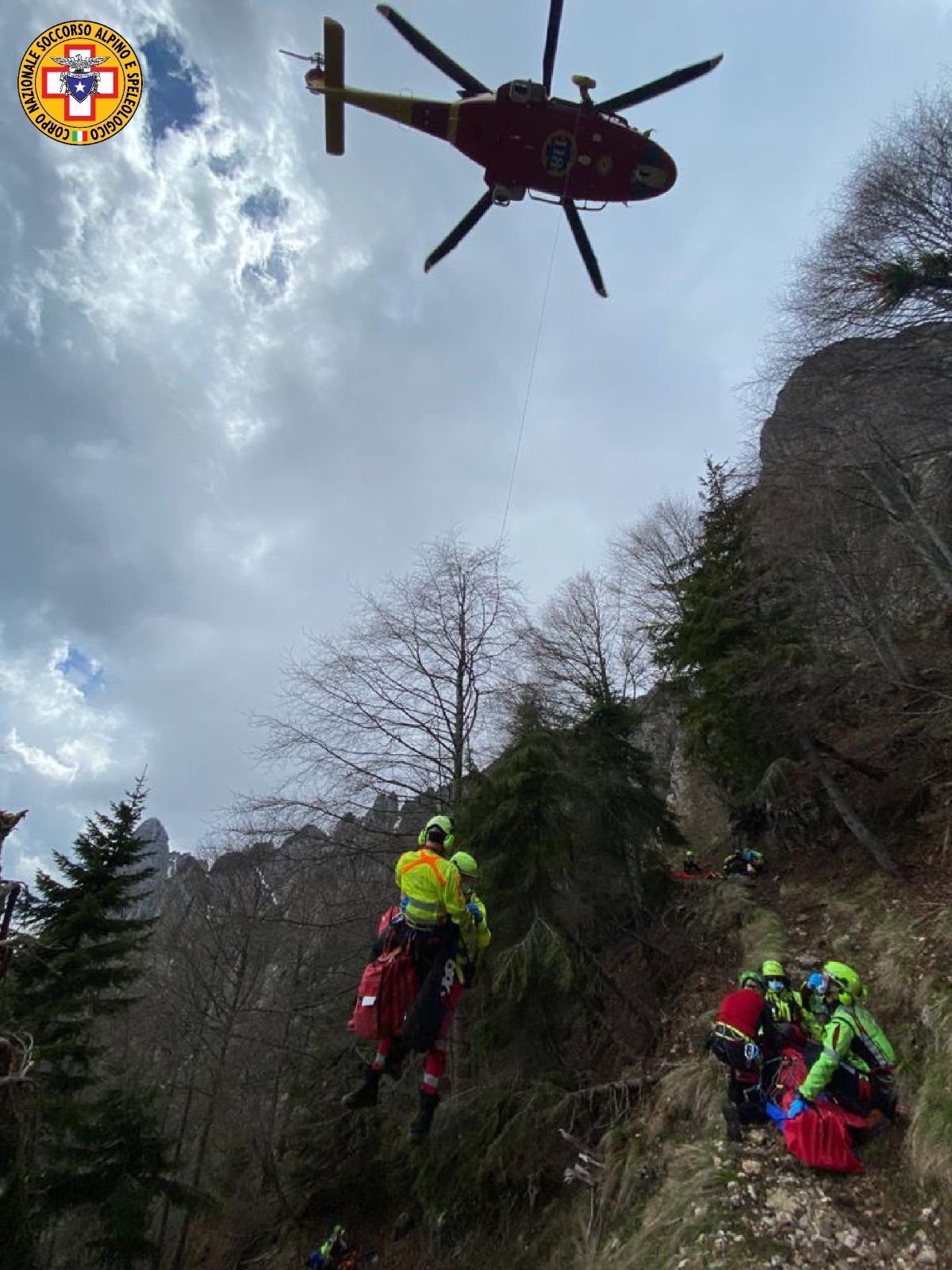 precipitano 100 metri tragedia montagna