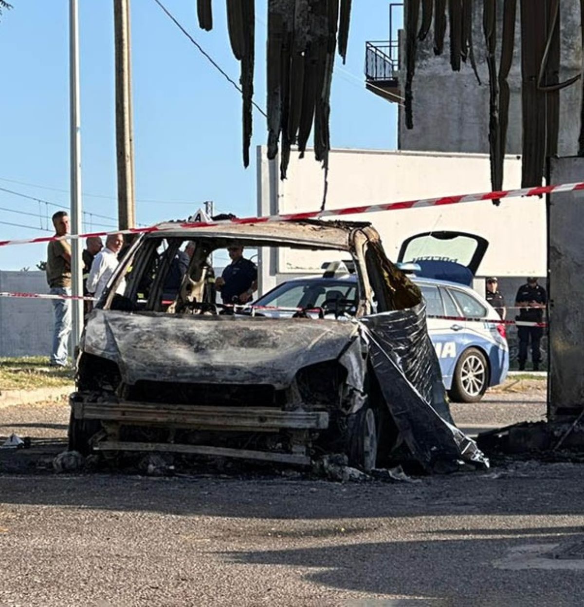 quattro cadaveri bruciati auto uccisi