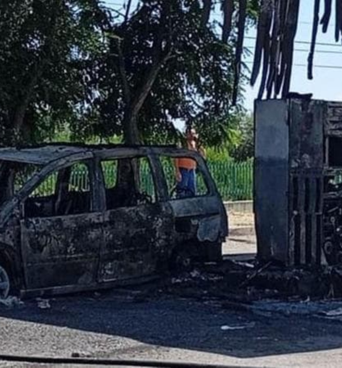 quattro cadaveri bruciati auto uccisi