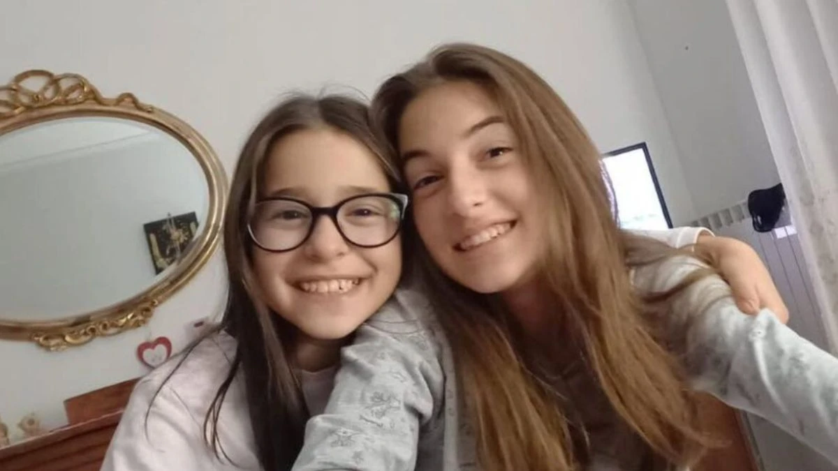 Il fermaglio trovato durante le ricerche delle sorelle Di Giacinto