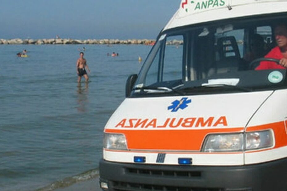 tragedia mare passeggiata si accascia