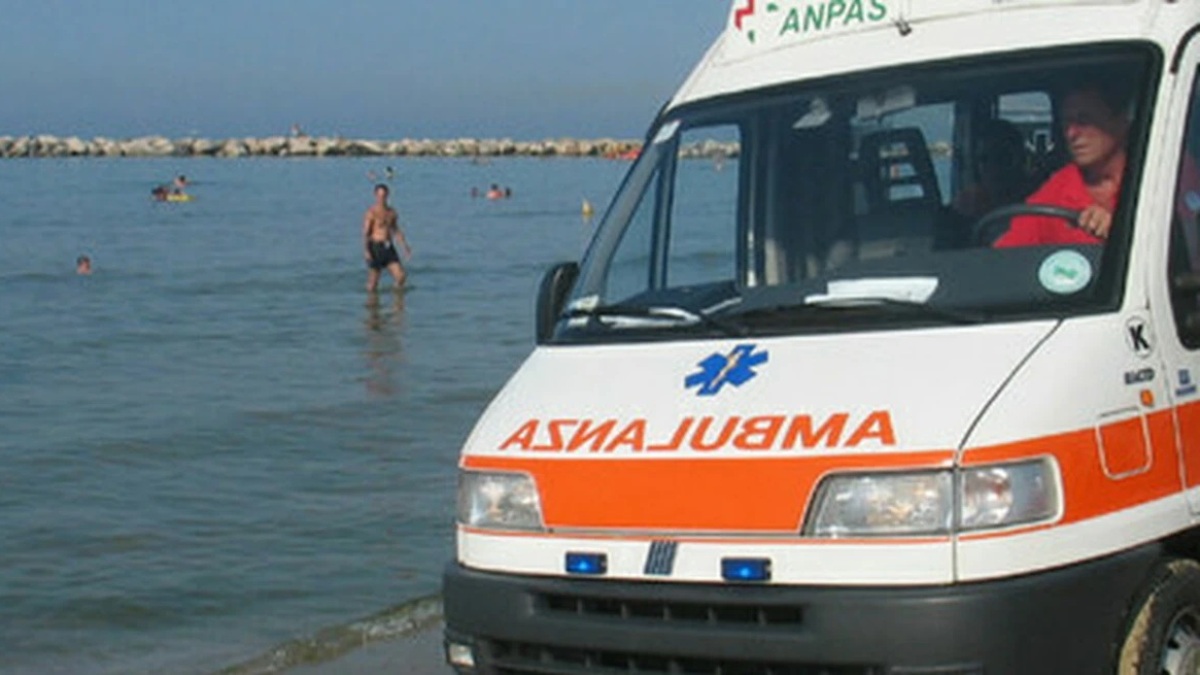 tragedia al mare si accascia durante una passeggiata in acqua davanti a tutti da Caffeinamagazine.it tragedia al mare si accascia durante una passeggiata in acqua davanti a tutti