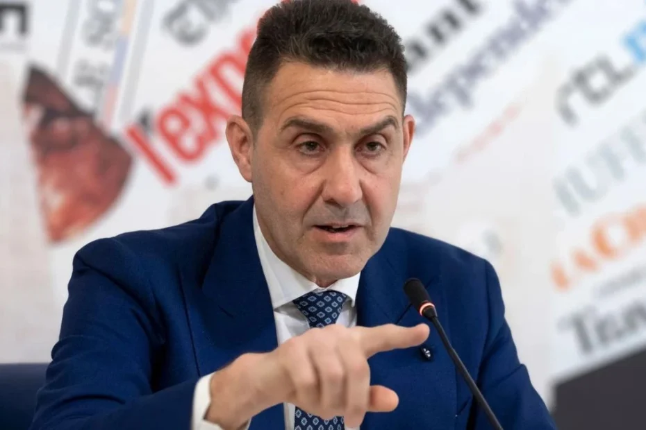 Roberto Vannacci durante un intervento pubblico