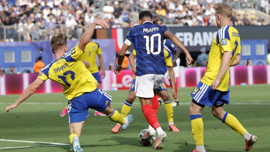Mbappé in azione con la Francia contro la Svezia