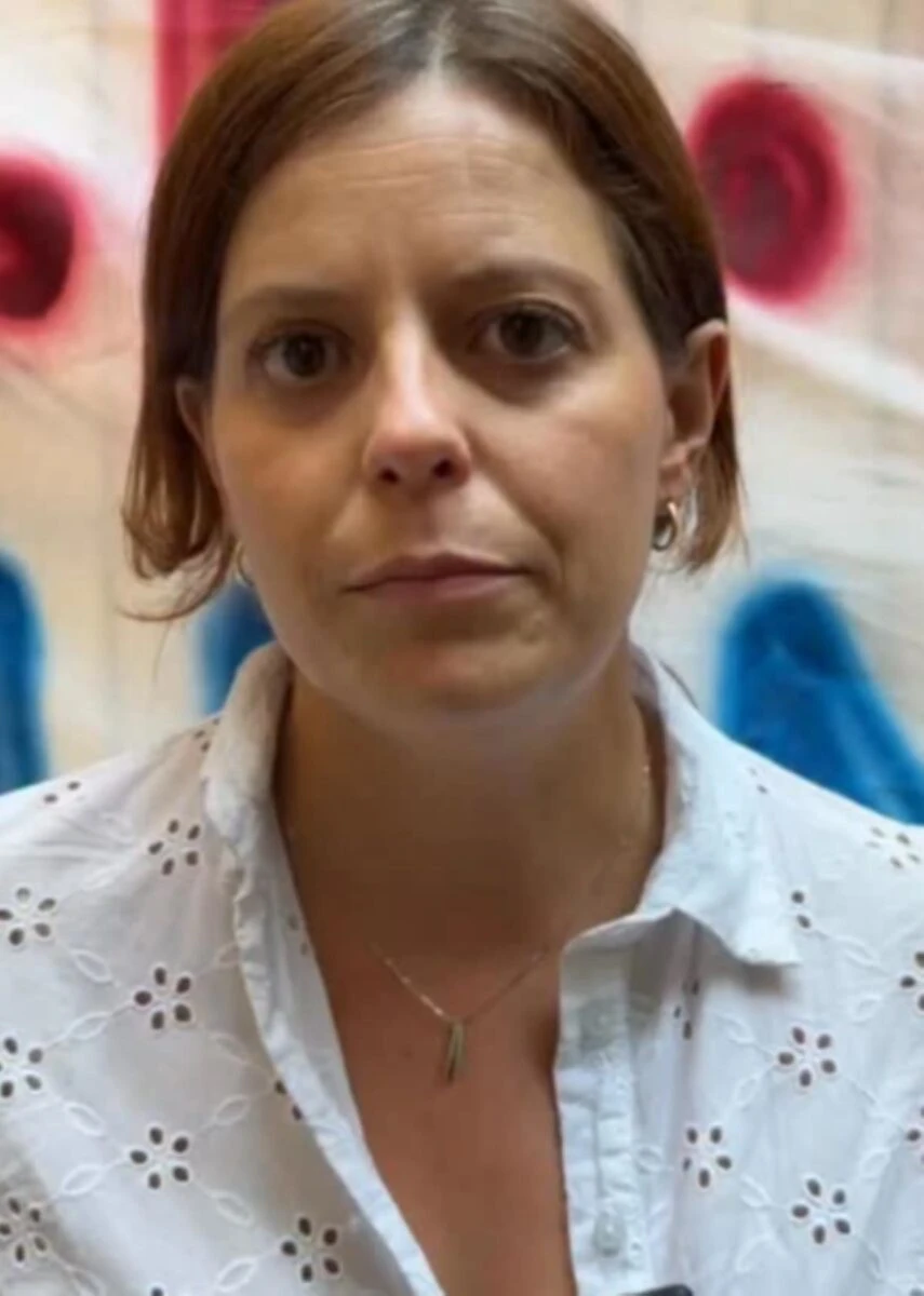 Ilaria Salis fotografata durante un evento pubblico