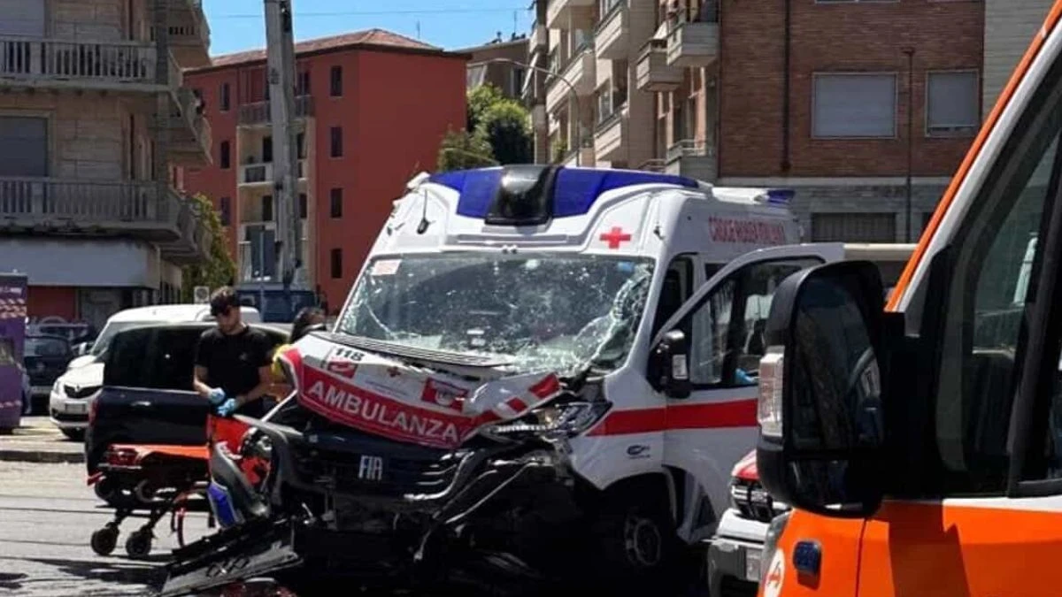 Mezzi coinvolti nello scontro all’incrocio di Torino