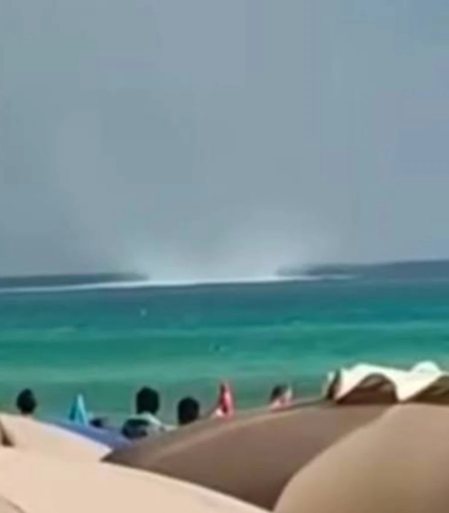 Vortice sul mare davanti alla costa di Torre San Giovanni