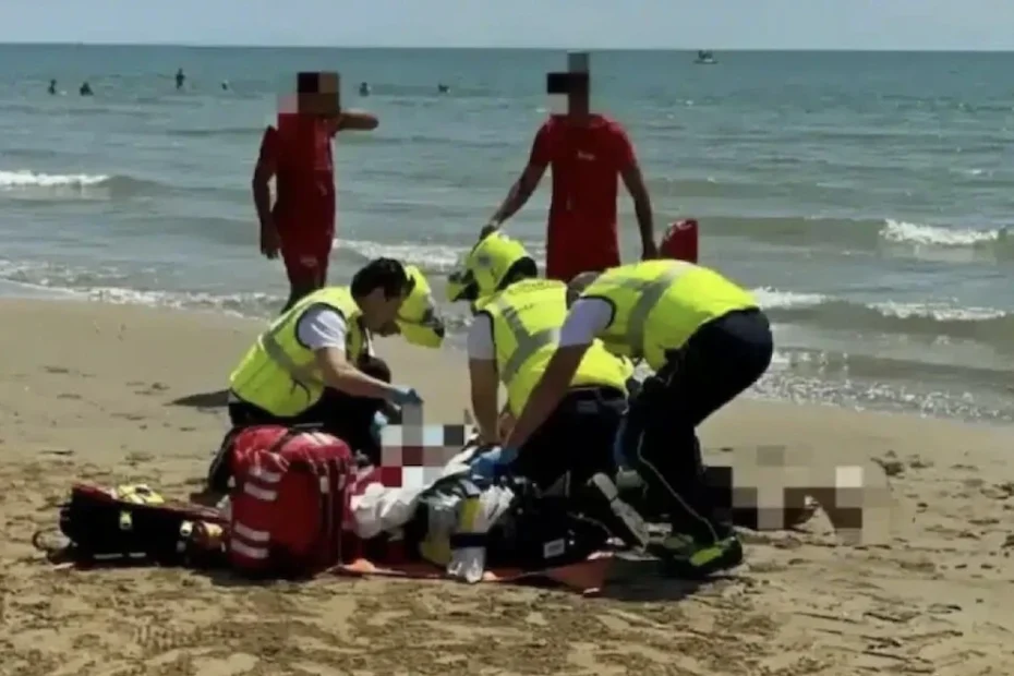 I soccorsi intervenuti sulla spiaggia di Bibione