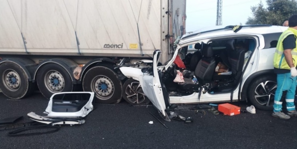 stavano andando in vacanza terribile incidente in autostrada 17 morta fratellini gravissimi da Caffeinamagazine.it stavano andando in vacanza terribile incidente in autostrada 17 morta fratellini gravissimi