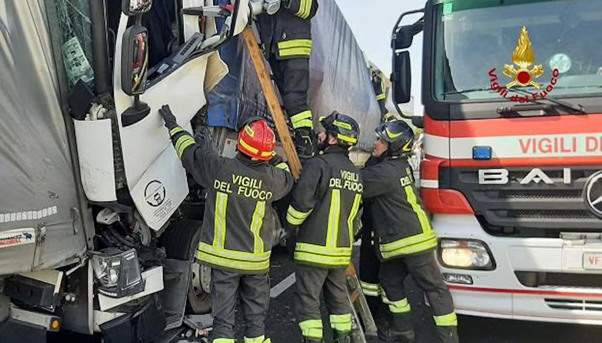 tragico incidente mortale mezzi distrutti soccorsi sul posto chiuso tratto autostradale disagi da Caffeinamagazine.it tragico incidente mortale mezzi distrutti soccorsi sul posto chiuso tratto autostradale disagi