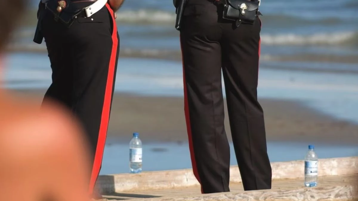Mezzi di soccorso intervenuti su una spiaggia