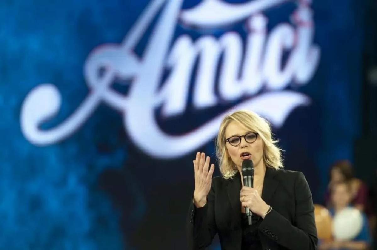 lui amici 232 svolta per il nuovo prof un nome per la squadra di maria de filippi da Caffeinamagazine.it lui amici 232 svolta per il nuovo prof un nome per la squadra di maria de filippi